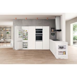 Whirlpool Kühl- / Gefrierkombination Einbaugerät WHC18 T122 Weiss 2 Türen Lifestyle frontal open